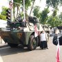 Ikut Ormas Demo di Bawaslu Jatim, Emak-emak Sibuk Selfie Anoa TNI