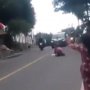 Emak-emak Tiduran di Jalan Hadang Mobil Jokowi, Videonya Viral