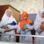Juminem Lahirkan Bayi Laki-laki Kembar Tiga dalam Waku 10 Menit