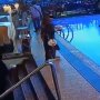 Tak Fokus saat Bukber di Hotel, Wanita Ini Tercebur ke Kolam Renang