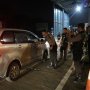 Cegat Massa Aksi 22 Mei, TNI-Polri Bagi-bagi Makan Sahur di Suramadu