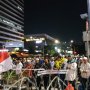 Demo di Depan Bawaslu, Massa Aksi Gelar Salat Tarawih di Tengah Jalan