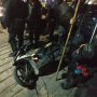 Panik Diburu Polisi, Pendemo Bawaslu Tinggal Motornya di Jalan