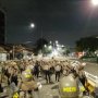 Kerusuhan di Slipi, Pendemo Bajak Mobil Damkar untuk Semprot Air ke Polisi