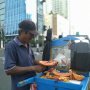 Dagang di Tengah Bentrokan di Slipi, Sukadi: Nyari Rejeki Ngapain Takut!