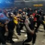 Wanita Bercadar Pakai Baju Kabel Dicurigai Bom Diburu Polisi di Bawaslu