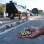 Jakarta Kerusuhan, Polisi dan Massa Berjubah Putih Bentrok di Petamburan