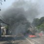 Massa Berjubah Putih Kumpul di Petamburan, Bawa Batu dan Kayu Sambil Teriak