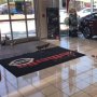 Aksi Selonong Gerombolan Bebek di Diler Nissan, Bikin Ketawa Geli