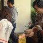 Mawar Merah untuk Polisi yang Berjaga di Lokasi Kerusuhan 22 Mei