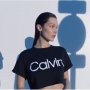 Kampanye Terbaru Calvin Klein, Bella Hadid Mencium Robot Perempuan
