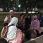 Usai Buka Puasa, Pendukung Prabowo Asik Berbincang dengan Polwan di MK