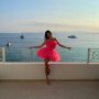 Foto dengan Pose Flamingo Jadi Andalan, Bikin Kaki Tampak Lebih Jenjang