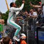 Selebrasi Mencemplungkan Diri ke Kolam Renang, Lewis Hamilton Malah Dicaci