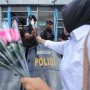 Pasca Kerusuhan 22 Mei, Brimob Penjaga Bawaslu Diberikan Mawar