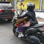 Bonceng Anak dengan Gaya Nyeleneh, Emak-Emak Ini Bikin Heboh Warganet