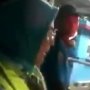 Viral Ibu Berjilbab Nangis Ngaku PMI, HPnya Dibanting di Kerusuhan 22 Mei