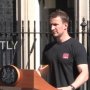 Teknisi Ganteng Ini Viral saat Pengumuman PM Inggris Theresa May Mundur