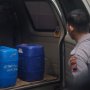 Nekat Terobos Razia Polisi, Dua Pria Kedapatan Bawa 500 Liter Ciu