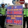 Viral: Coba Kabur dari Razia, Polisi Malah Bantu Mendorongkan Motor