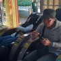 Bosan Tunggu Kereta Mudik di Stasiun Gambir? Bisa Cicipi Kursi Pijat Ini