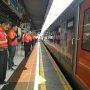 Unik, Pemudik Diberi Hormat oleh Awak KAI di Stasiun Senen
