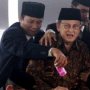 Warganet Sandingkan Potret Tangis SBY dan BJ Habibie Saat Ditinggal Istri