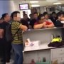 Penerbangan Ditunda, Pria Ini Tuntut Petugas Bandara Berlutut Minta Maaf