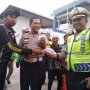 Komunitas Pengemudi Ojol Bagikan Takjil Kepada Petugas di Jalur Mudik