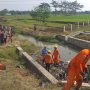 Terjun Bebas di Parit Tol Batang - Semarang, Dua Penumpang Starlet Tewas