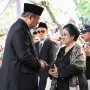 Berbaju Hitam, Megawati Salaman dengan SBY di Depan Liang Lahat Bu Ani