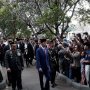 Jokowi Letakkan Karangan Bunga Pertama di Makam Bu Ani, SBY Kedua