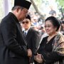 Makna Salaman SBY - Megawati di Depan Liang Lahat Bu Ani versi Demokrat
