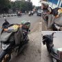 Miris, Pemotor Ini Ditinggal Temannya Saat Motornya Mogok
