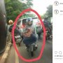 Bonceng dengan Cara Ekstrem, Tingkah Cewek Ini Panen Ejekan