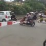 Tak Sabar dan Terobos Palang Pintu Kereta, Pengendara Motor Ini Terjengkang