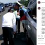 Aksi Polisi Bantu Pemudik yang Kehabisan Bensin, Bikin Salut!