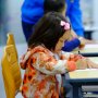 Bocah Diantar Ayah Sekolah Sambil Bawa Rotan, Warganet: Inget Masa Kecil