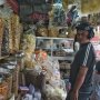 Kerupuk Ikan Khas Kenjeran Laris Manis Diserbu Pembeli Saat Libur Lebaran