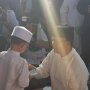 Anies Bagi-bagi Duit Habis Salat Ied, Pembagian THR Tradisi Orang Indonesia