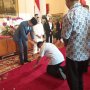 Warga Bontang Ini Sujud di Depan Jokowi Saat Open House, Ini Alasannya