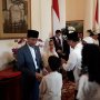 Anies Lebaran ke Jokowi, Bawa Istri dan Anak Kompak Pakai Kostum Putih