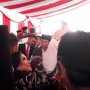 Jokowi Sempatkan Diri Berswafoto Bersama Warga