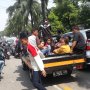 Nekat, Sejumlah Warga Kunjungi Ragunan dengan Mobil Bak Terbuka