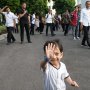 Gemas, Jan Ethes Main Bola Bareng Jokowi di Pantai Sanur