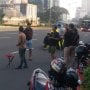 Kendaraan Sudah Ramai, Warga Masih Nekat Berfoto di Tengah Jalan Sudirman