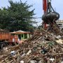 Kiriman dari Bogor Usai Hujan Deras, Sudah 19 Truk Angkut Sampah Manggarai