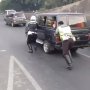 Bantu Dorong Mobil Pemudik yang Mogok, Aksi Petugas Ini Bikin Salut