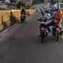 Dua Motor Satu Pengendara, Aksi Pemotor Ini Bikin Orang Terpana