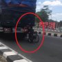 Ngeri Pol, Pria dengan Kursi Roda Ini Nekat Nebeng di Belakang Truk